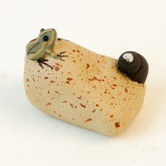 Фигурка "Камень с лягушкой и улиткой" на чайную доску (A18)